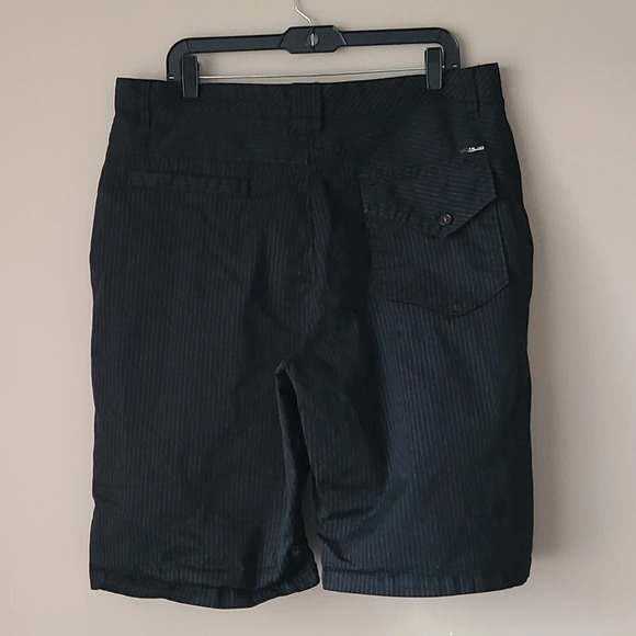 Volcom mens shorts sz.36  black/white striped - Picture 6 of 14